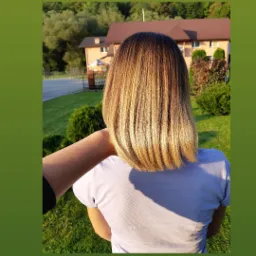 Proste, blond ombre na włosach do ramion, widok z tyłu na tle domu z ogrodem