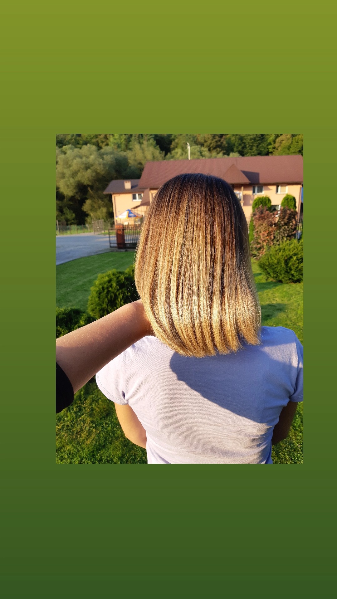 Proste, blond ombre na włosach do ramion, widok z tyłu na tle domu z ogrodem