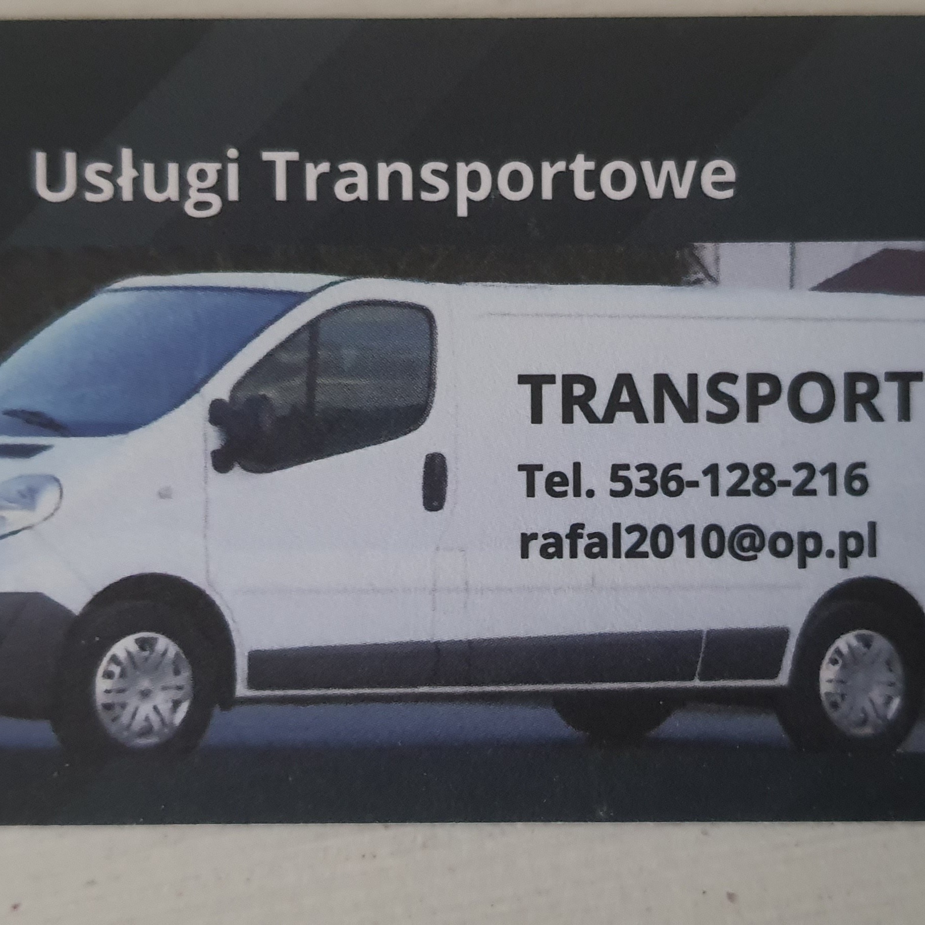 Wizytówka firmy transportowej z białym vanem z napisem TRANSPORT, numerem telefonu i adresem e-mail.