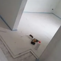 Przygotowania podłoża na ułożenie paneli