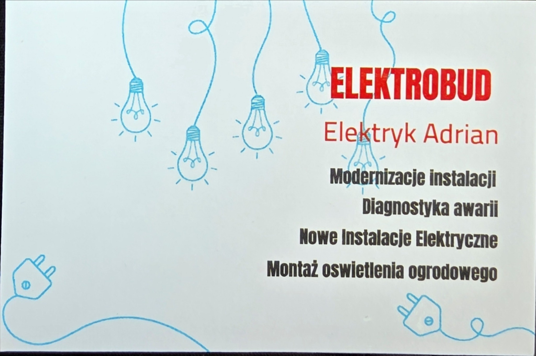 Wizytówka elektryka z grafiką żarówek i wtyczki, oferującego modernizacje, diagnostykę, nowe instalacje i montaż oświetlenia ogrodowego. Nazwa firmy: Elektrobud, Elektryk Adrian.