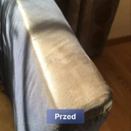 Porównanie stanu zabrudzonego, ciemnoszarego boku kanapy przed czyszczeniem, z widoczną jasną plamą po zabrudzeniu.