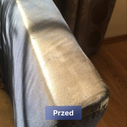 Porównanie stanu zabrudzonego, ciemnoszarego boku kanapy przed czyszczeniem, z widoczną jasną plamą po zabrudzeniu.