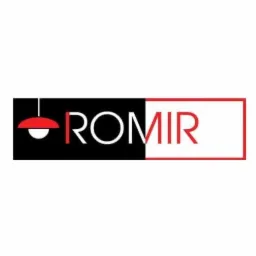 Logo firmy z nazwą 'ROMIR' z ikoną czerwonej lampy wiszącej zamiast kropki nad literą 'i', na czarno-białym tle.