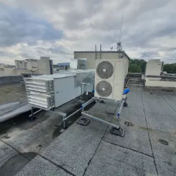 Instalacja wentylacyjna i klimatyzacyjna na dachu budynku komercyjnego, widoczne elementy centrali wentylacyjnej Ventus Compact oraz jednostki zewnętrznej klimatyzacji Lennox, zamontowane...
