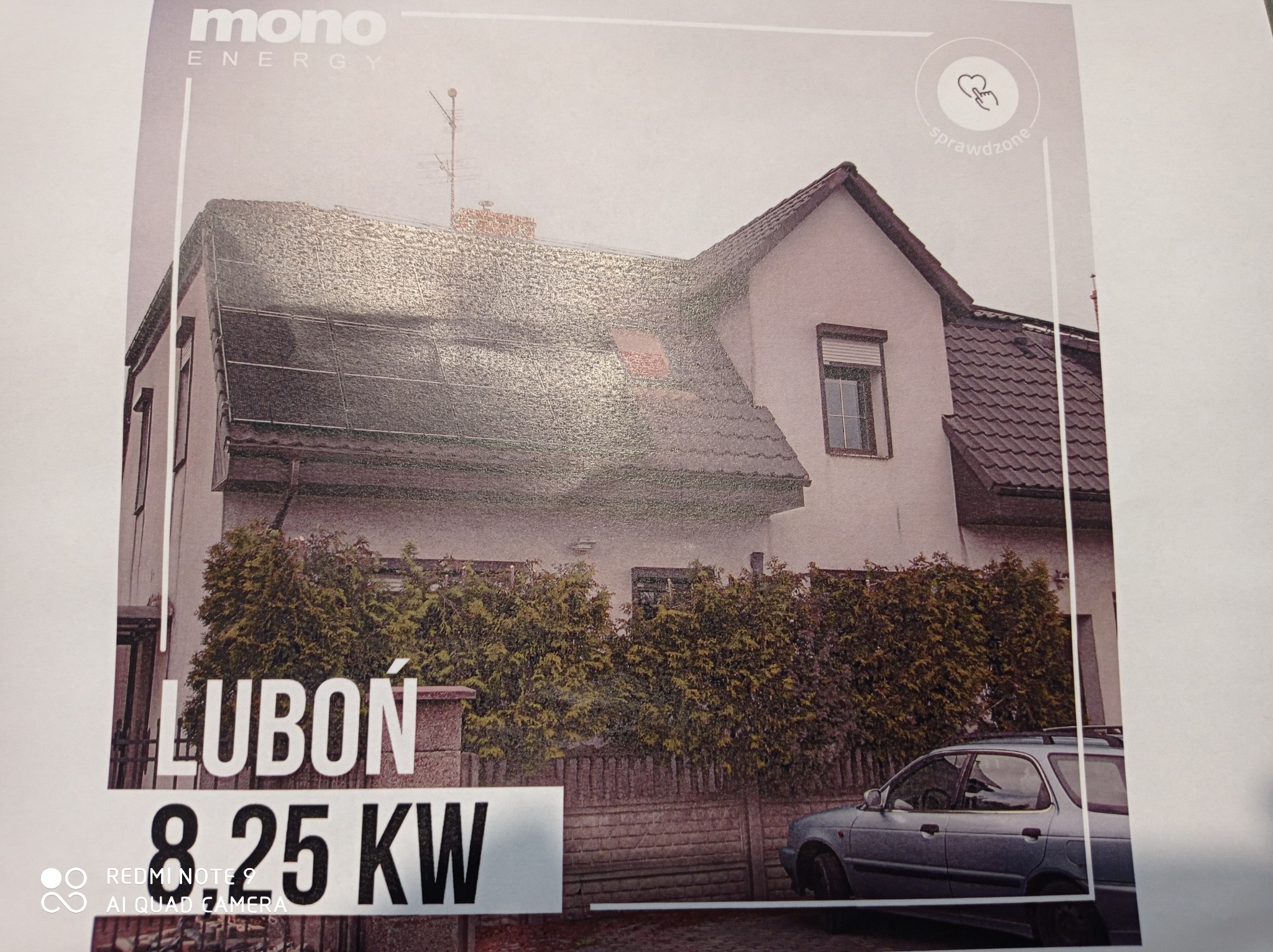 Zdjęcie domu z panelami słonecznymi na dachu, informacja o lokalizacji Luboń i mocy instalacji 8.25 KW, logo firmy Mono Energy w lewym górnym rogu, naklejka 'sprawdzone' w prawym górnym rogu.
