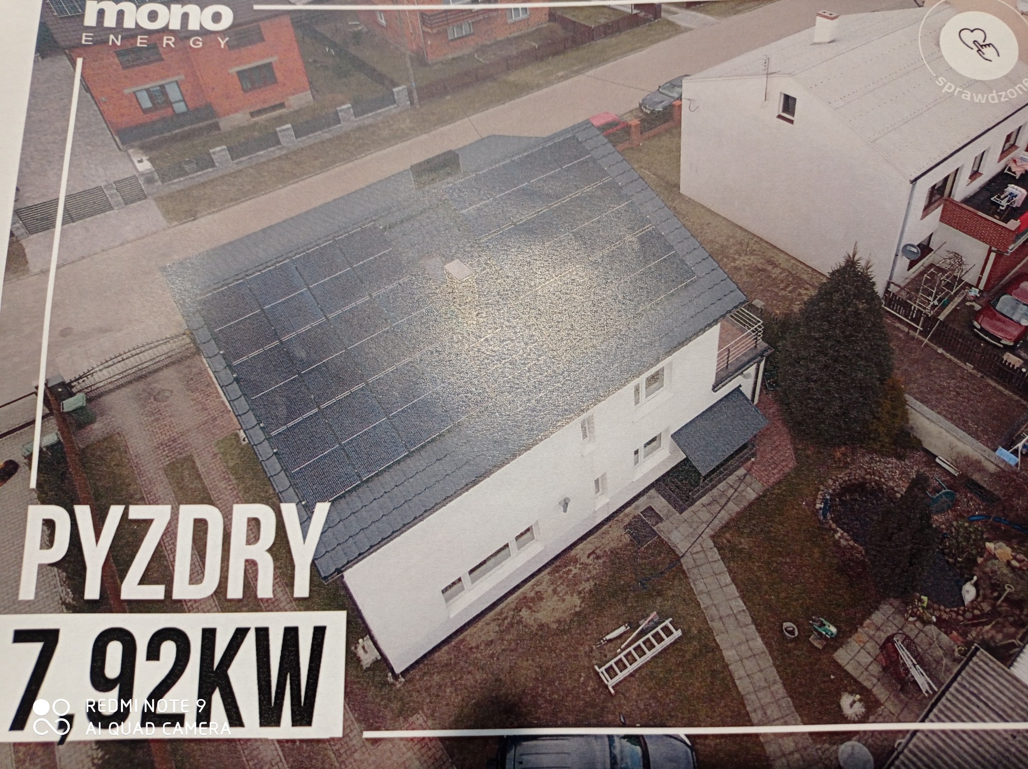 Widok z góry na dom z panelami słonecznymi na dachu, obok drabina i narzędzia, informacja o instalacji 7.92kW.