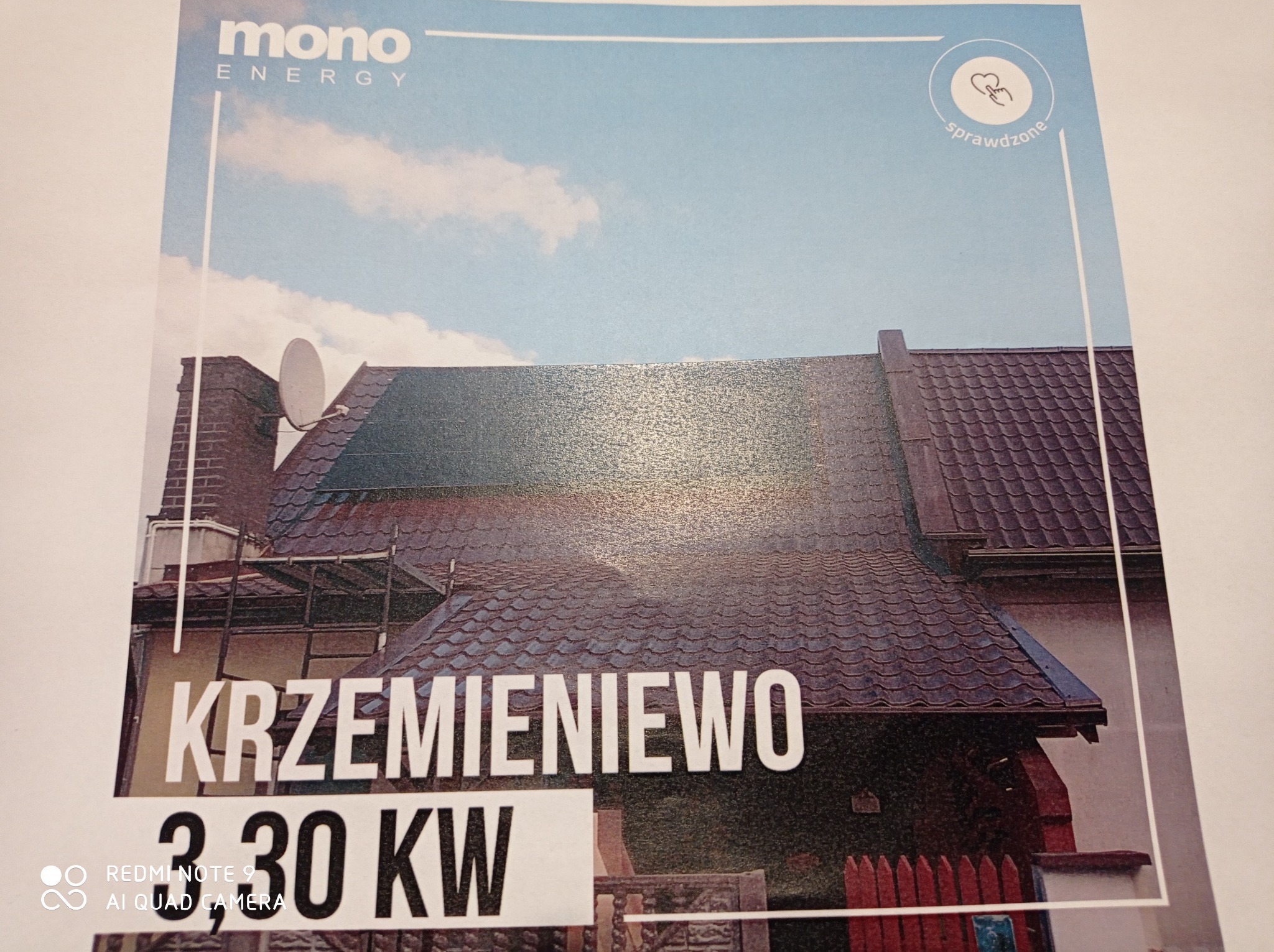 Zdjęcie reklamy firmy Mono Energy prezentujące dom z brązowym dachem i informacją o instalacji 3,30 kW w miejscowości Krzemieniewo.