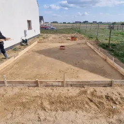 wymiana gruntu pod garaż i szalowanie powierzchni