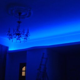 Oświetlenie LED RGB w mieszkaniu z wysokim stropem.