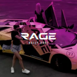 Żółte Lamborghini Aventador z otwartymi drzwiami, oklejone grafiką Rage Rally 2021, dwie kobiety pozują na tle pojazdu.