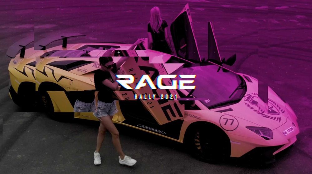 Żółte Lamborghini Aventador z otwartymi drzwiami, oklejone grafiką Rage Rally 2021, dwie kobiety pozują na tle pojazdu.