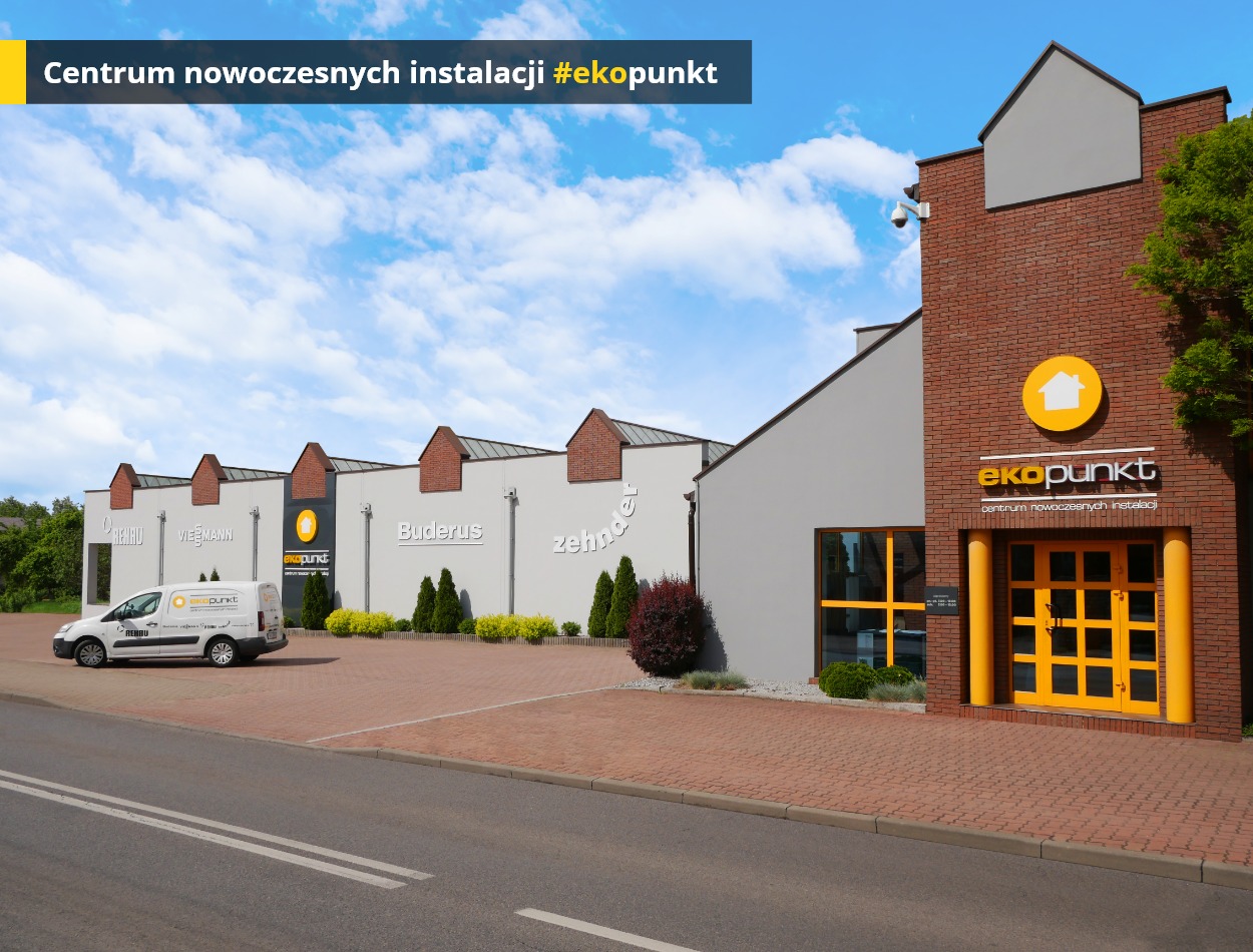 Budynek centrum nowoczesnych instalacji 'ekopunkt' z logo firmy na fasadzie, widoczny samochód dostawczy z logo firmy na parkingu przed budynkiem, na ścianach budynku logotypy producentów...