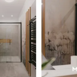 Nowoczesna łazienka z drewnianą szafką pod umywalką, kabiną prysznicową w czarnej ramie i tapetą z motywem flamingów, oświetlona punktowo