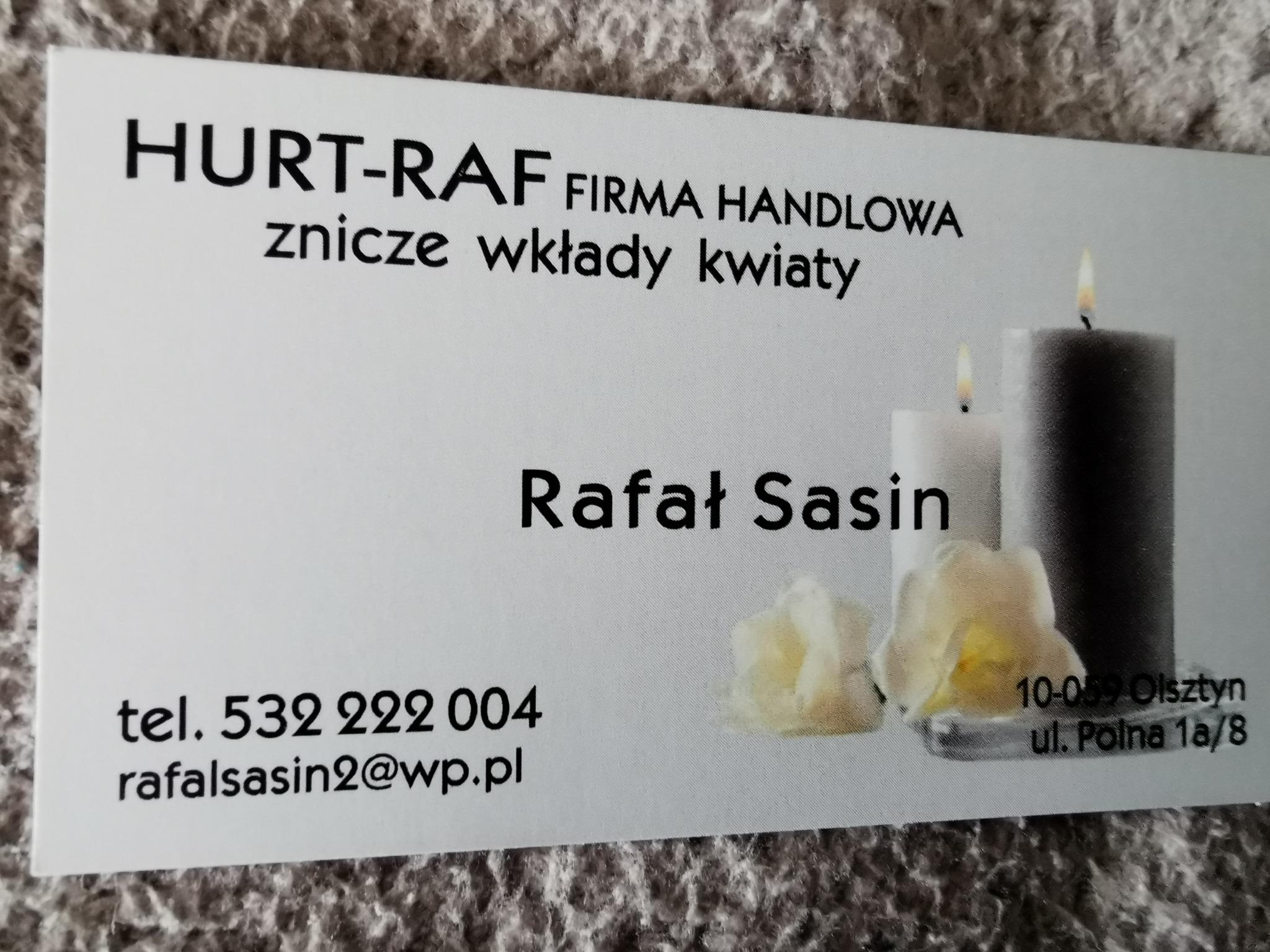 Wizytówka firmy Hurt-Raf z Olsztyna oferującej znicze, wkłady i kwiaty, z danymi kontaktowymi i wizerunkiem świec i kwiatów.