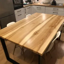 Stół jesionowy do pokoju z aneksem kuchennym