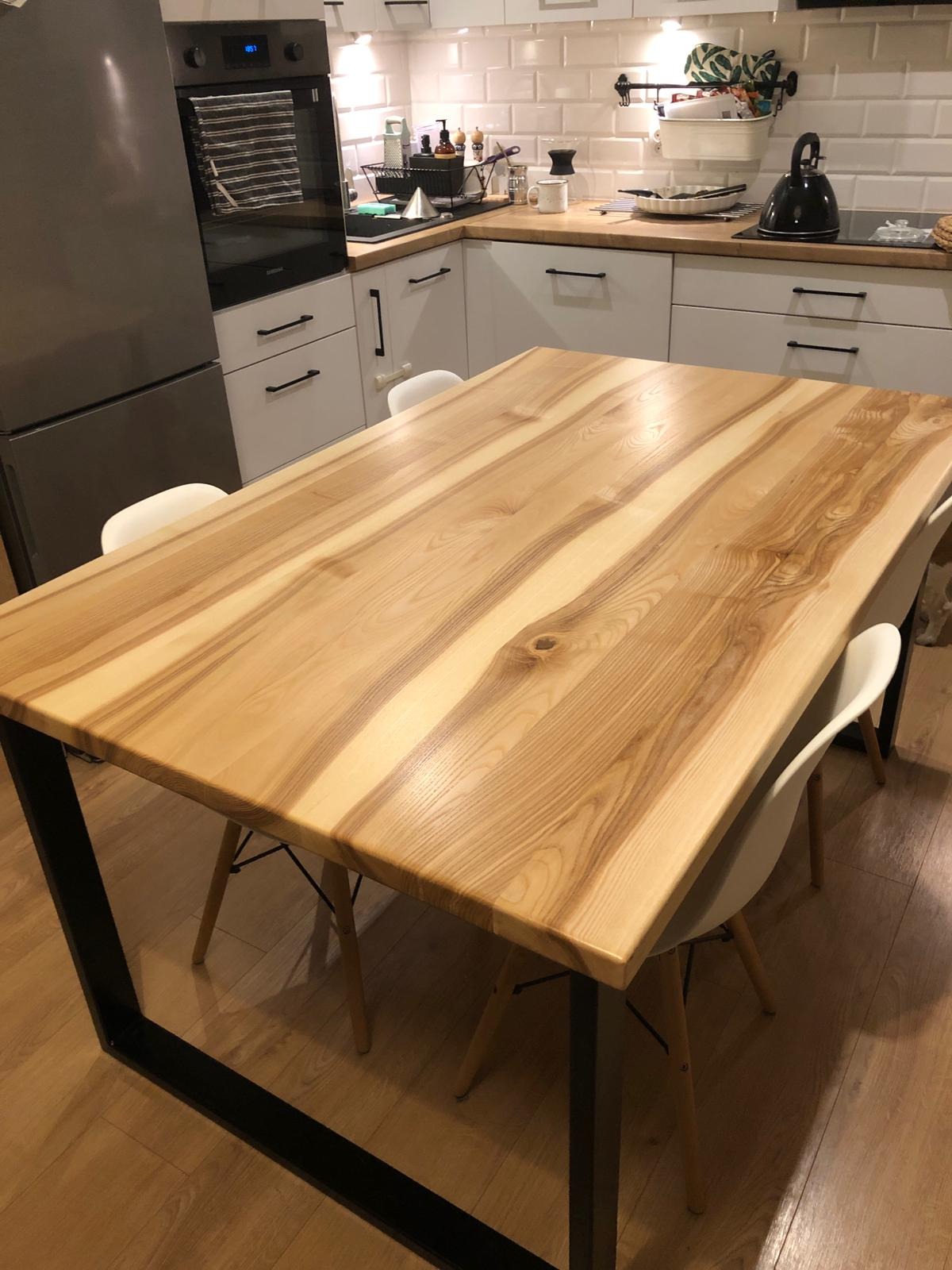 Stół jesionowy do pokoju z aneksem kuchennym
