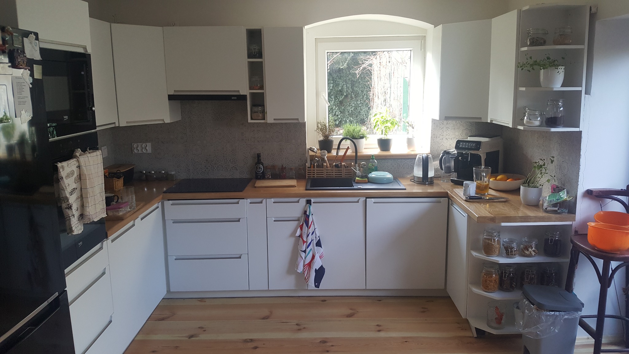 Kuchnia z płyty uwieńczona lakierowanym blatem dębowym