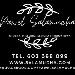 Czarno-białe logo fotografa Pawła Salamuchy, z ozdobnymi elementami roślinnymi, informacją o fotografii ślubnej, sesyjnej i produktowej, numerem telefonu oraz adresami stron internetowych.
