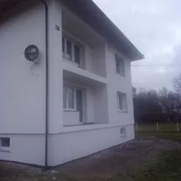 Budynek ocieplony styropianem 15 cm i pomalowany podkładem silikatowym