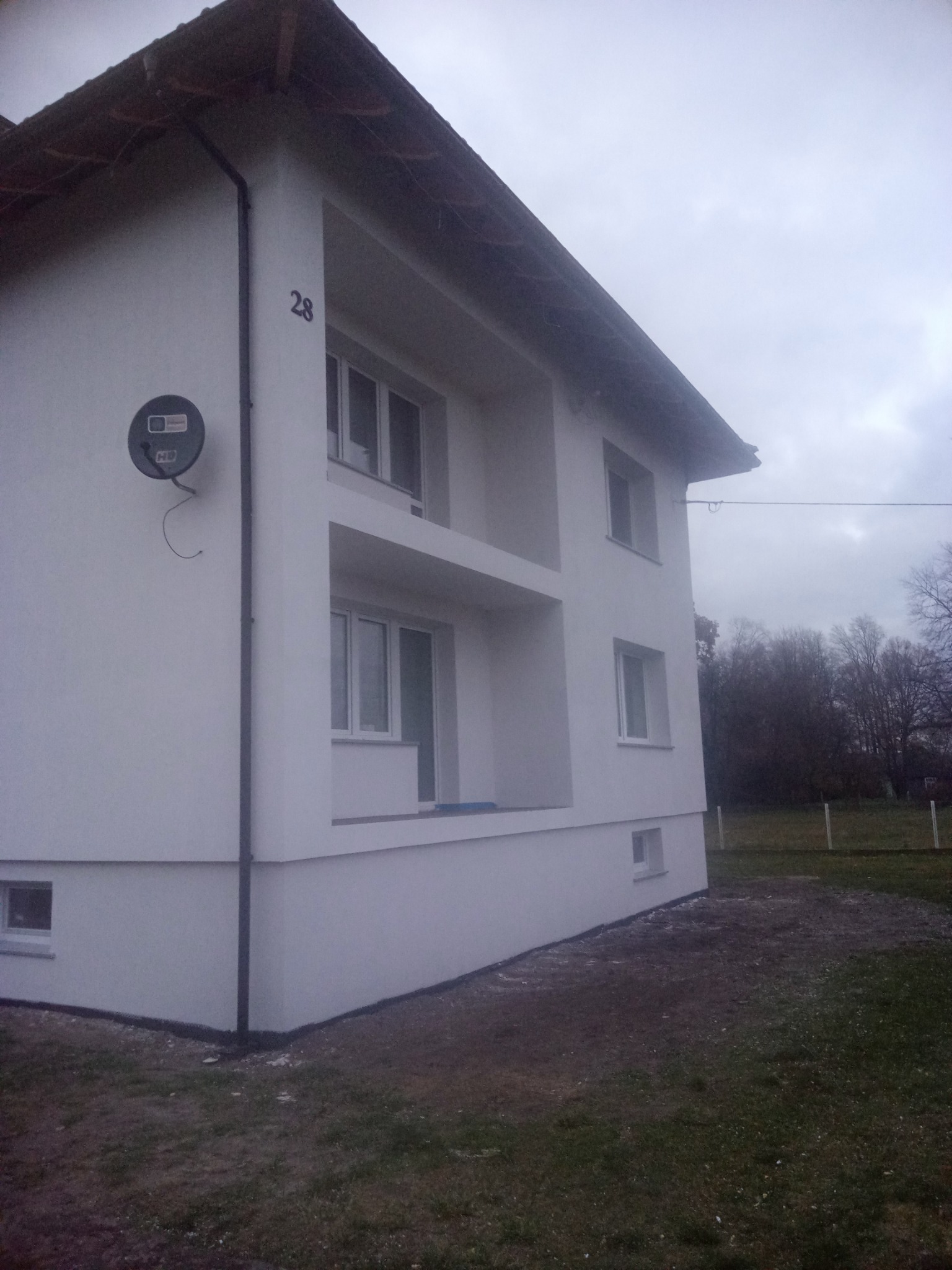 Budynek ocieplony styropianem 15 cm i pomalowany podkładem silikatowym