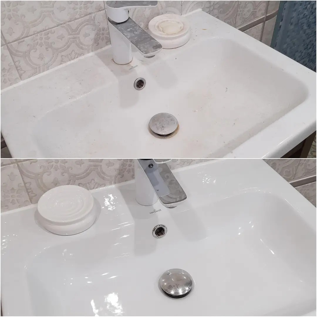 Umywalka ceramiczna przed i po czyszczeniu, widoczne osady i plamy usunięte, bateria błyszcząca, mydelniczka czysta, kafelki w tle.