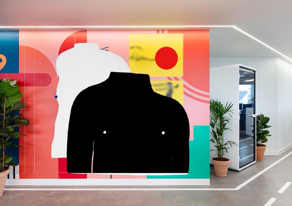 Abstrakcyjna kompozycja malarska na ścianie w biurze, z dominującymi kształtami geometrycznymi i sylwetkami postaci w kolorach czarnym, białym i czerwonym, uzupełniona zielonymi roślinami...