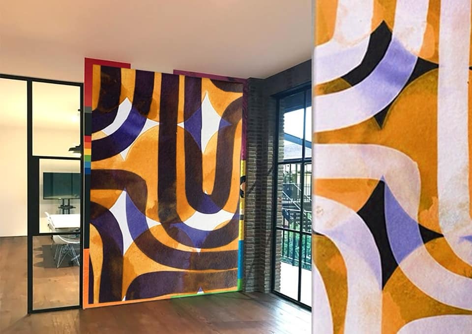 Abstrakcyjne malowidło ścienne w odcieniach pomarańczy, fioletu i bieli, z motywem zaokrąglonych kształtów, umieszczone na tle nowoczesnego wnętrza z przeszklonymi ścianami i drewnianą podłogą.
