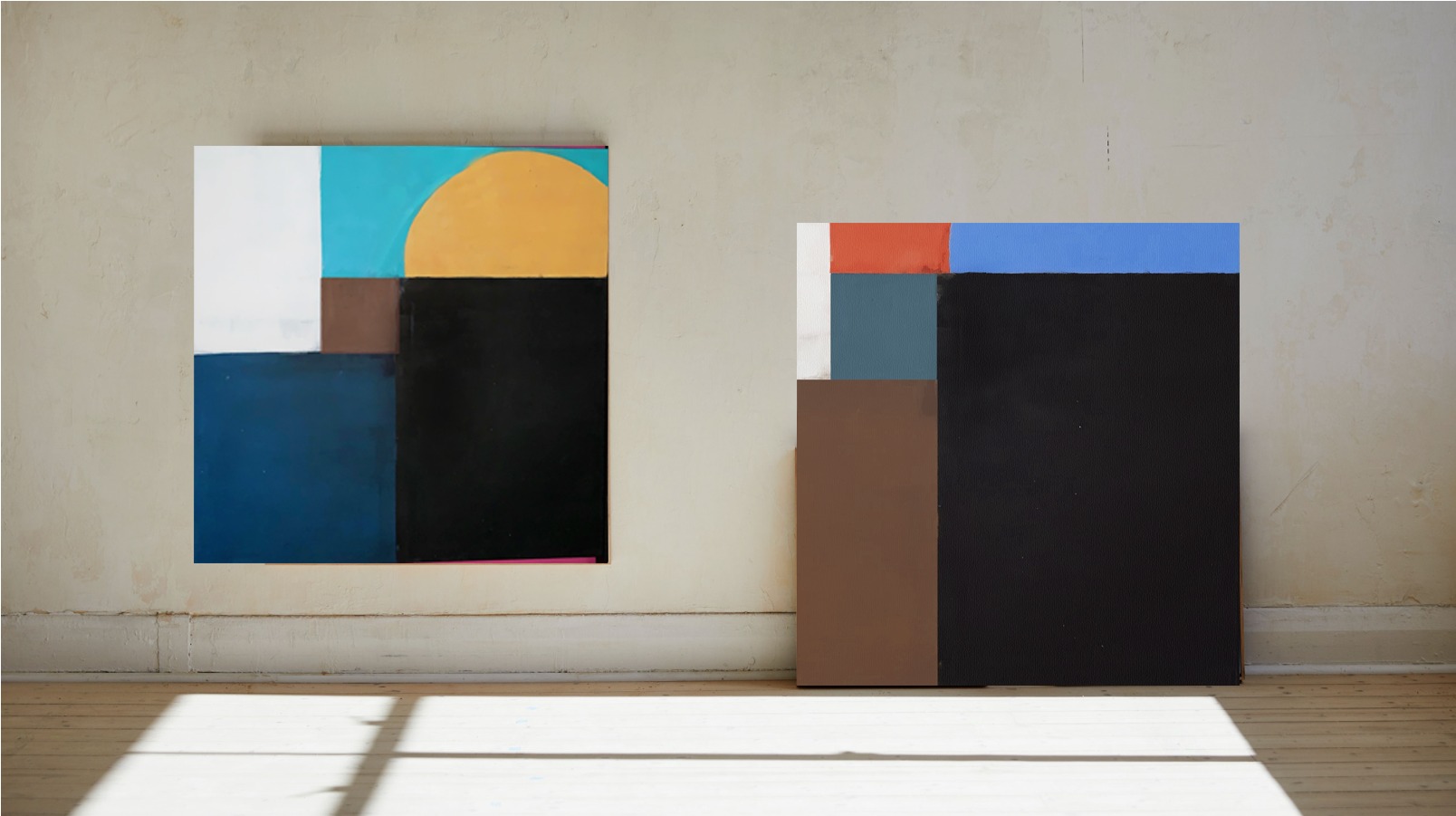 Dwa abstrakcyjne obrazy geometryczne w odcieniach czerni, brązu, błękitu, bieli i pomarańczy, jeden zawieszony na kremowej ścianie, drugi oparty o nią na drewnianej podłodze w jasnym świetle.