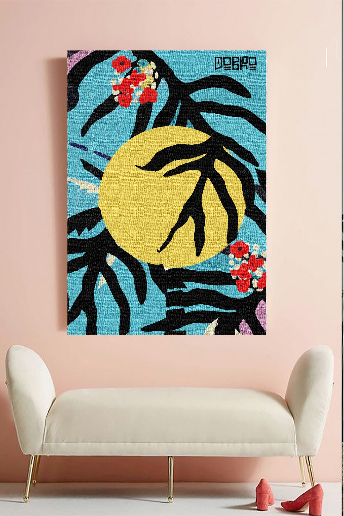 Abstrakcyjny obraz z motywem roślinnym w kolorach niebieskim, żółtym i czarnym, wiszący nad kremową ławką na złotych nóżkach, obok para czerwonych butów na obcasie.