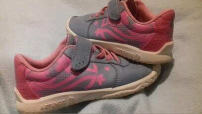 Para szaro-różowych butów sportowych dla dziecka z zapięciem na rzep, ustawionych jeden na drugim w Legnicy. Widoczne detale: ozdobne przeszycia i wzór na boku.