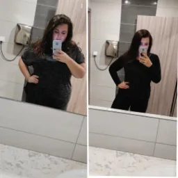 Kobieta wykonuje selfie w lustrze łazienki. Po lewej stronie widać jej sylwetkę przed zmianą, ubrana w szarą koszulkę. Po prawej stronie widać jej sylwetkę po zmianie, ubrana na czarno.