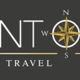 Logo firmy Kontour Luxury Travel z kompasem w miejscu litery 'O', na szarym tle.