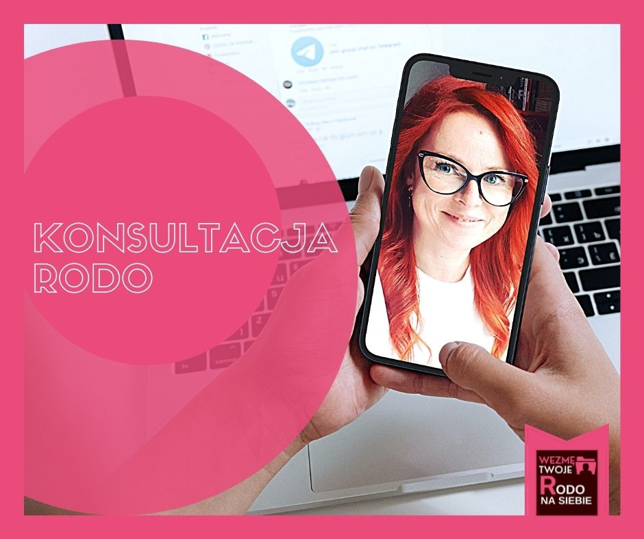 Dłoń trzyma telefon z portretem uśmiechniętej kobiety w okularach na tle laptopa z widocznym ekranem komunikatora i różowym filtrem z napisem 'Konsultacja RODO' oraz logo 'Weźme Twoje RODO na siebie'.
