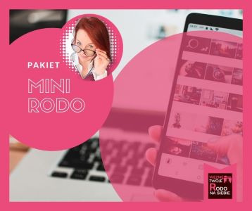 Różowy baner reklamowy z tekstem 'Pakiet MINI RODO', zdjęciem kobiety w okularach i smartfonem wyświetlającym zdjęcia, częściowo zasłaniający laptop.