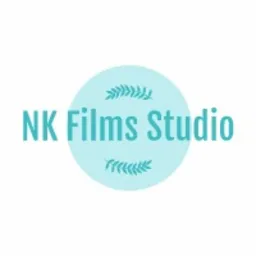 Logo firmy NK Films Studio w turkusowym okręgu, otoczone stylizowanymi gałązkami na białym tle.