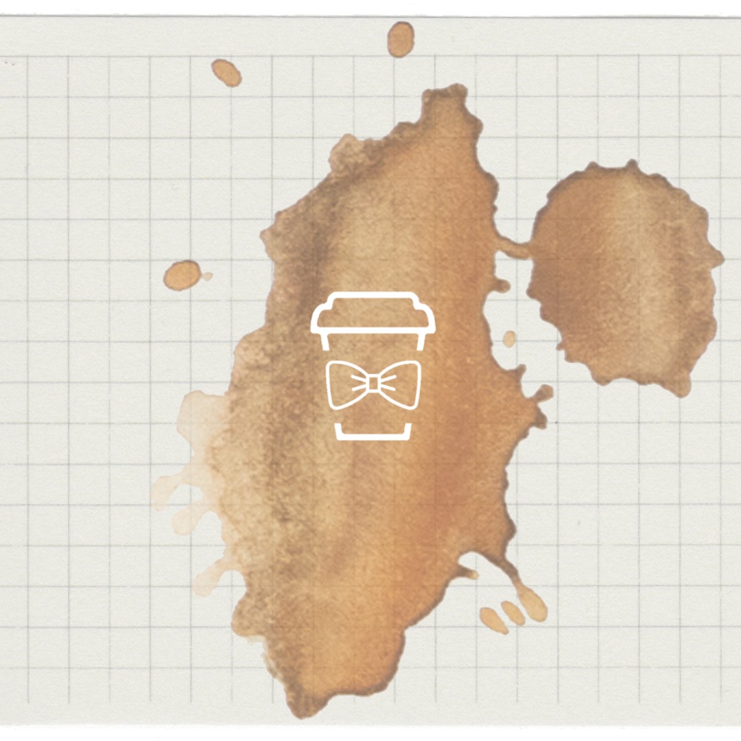 Plama kawy w kształcie mapy z ikoną filiżanki z muchą na papierze w kratkę.