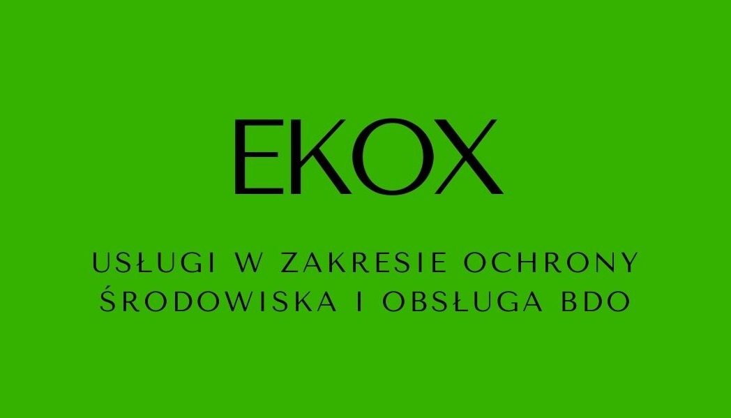 Logo firmy EKOKS na jaskrawozielonym tle, oferującej usługi w zakresie ochrony środowiska i obsługi BDO.