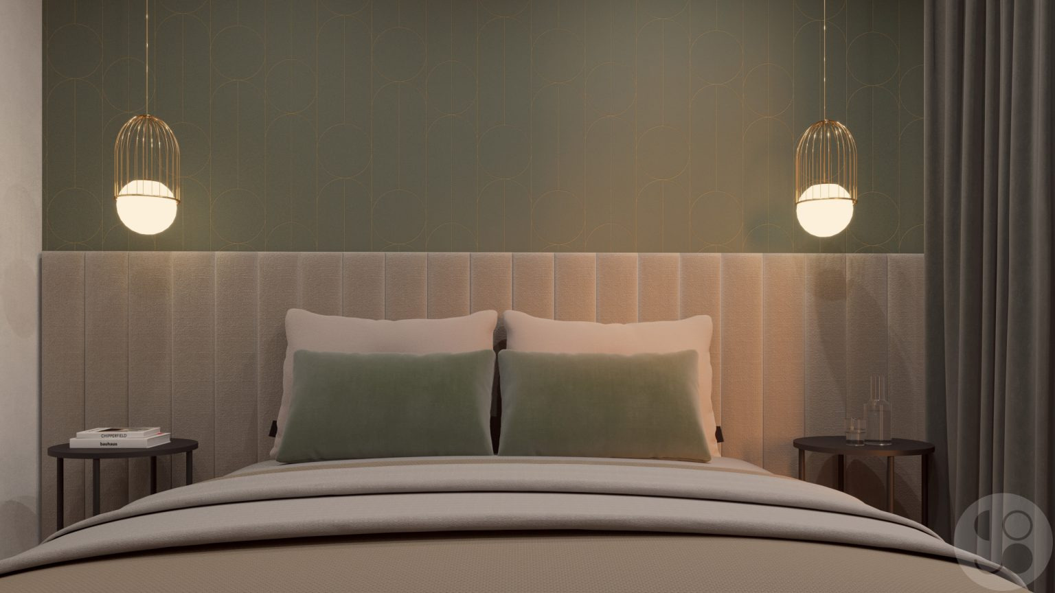 Nowoczesna sypialnia z beżowym łóżkiem, panelowym zagłówkiem i zieloną tapetą w geometryczne wzory, oświetlona wiszącymi lampami z metalowymi kloszami w kształcie klatek.