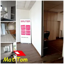 Wnętrze biura w trakcie prac remontowych: widoczny baner reklamowy Sauter, częściowo zdemontowane meble biurowe, drabina, oraz fragmenty podłogi przed i po wymianie paneli.