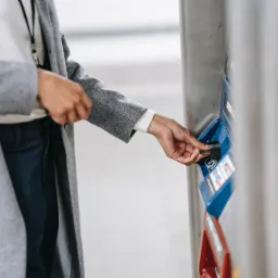 środki są przekazywane do Twojego banku. możesz go odebrać w dowolnym bankomacie