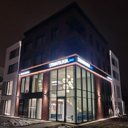 Stomatologia na ul. Kamiennej w Kołobrzegu. Fasada i stolarka okienna i drzwiowa na obiekcie.