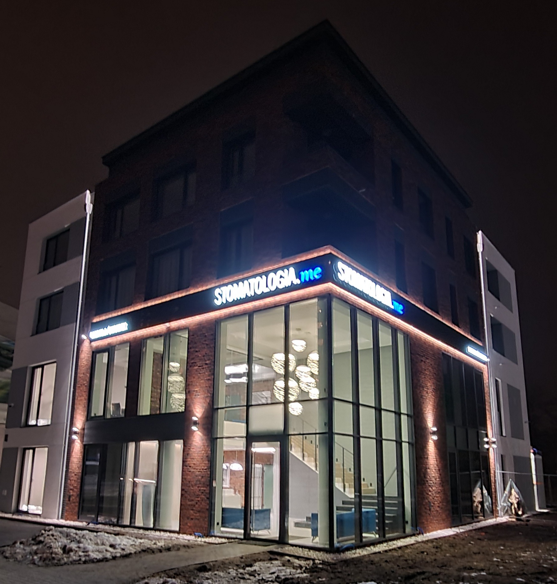 Stomatologia na ul. Kamiennej w Kołobrzegu. Fasada i stolarka okienna i drzwiowa na obiekcie.