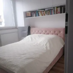 Sypialnia z łóżkiem z różowym wezgłowiem z kryształkami, białą pościelą, białymi szafkami nad łóżkiem i półką z książkami, widok zza drzwi.