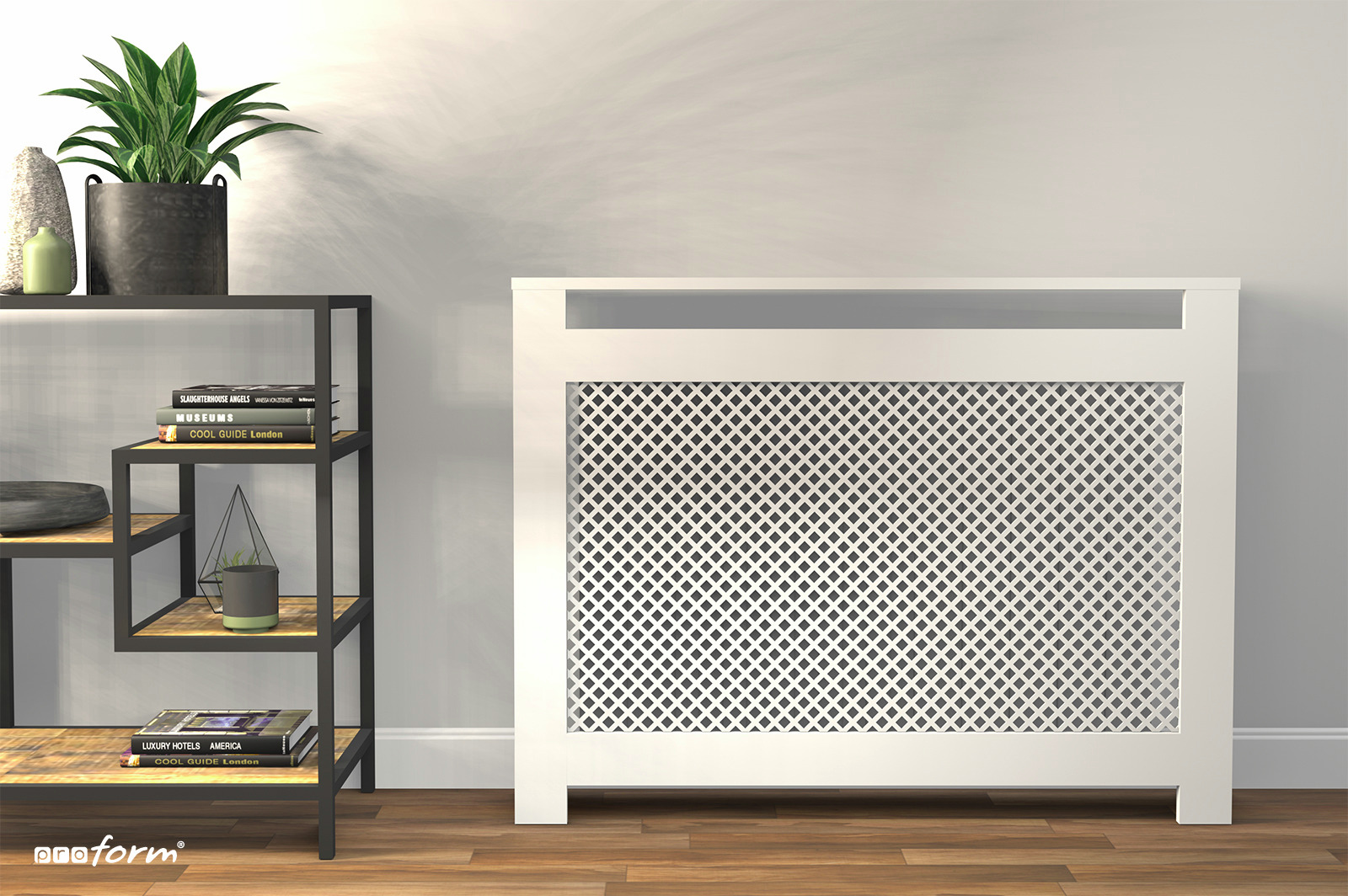 Biała osłona grzejnika z kratką romboidalną, stojąca na drewnianej podłodze, obok czarnego regału z książkami i roślinami doniczkowymi.