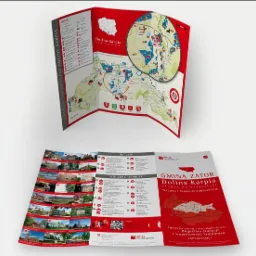 Rozłożona, trójdzielna broszura turystyczna Doliny Karpia z mapą, legendą atrakcji, informacjami o noclegach i posiłkach, utrzymana w czerwono-białej kolorystyce.