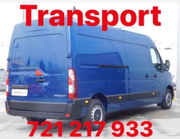 Niebieski bus Renault Master z czerwonym napisem 'Transport' u góry i numerem telefonu na dole, zaparkowany na zewnątrz.