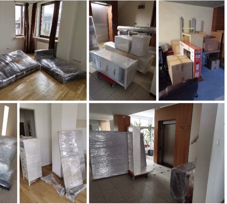 Kolaż zdjęć przedstawiających meble i kartony zabezpieczone folią stretch podczas przeprowadzki: kanapa, komoda, szafka na kółkach i pudła w różnych pomieszczeniach.