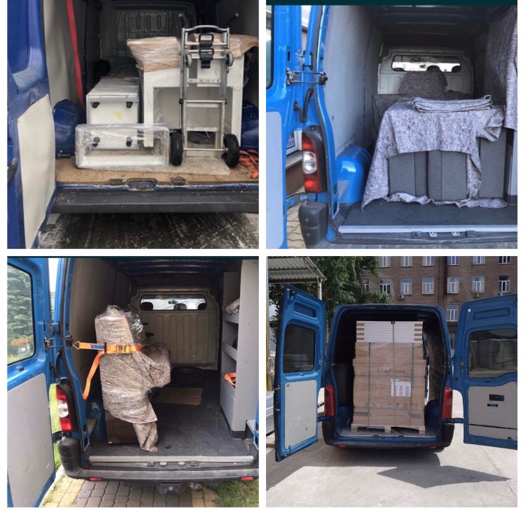 Cztery kadry z wnętrz niebieskiego busa z otwartymi drzwiami, pokazujące załadunek różnorodnych przedmiotów: mebli biurowych, kartonów, palety z płytkami, zabezpieczonych kocami i pasami...