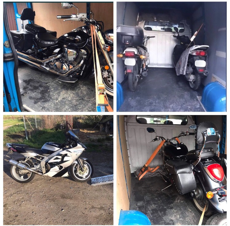 Kolaż czterech zdjęć motocykli: dwa wewnątrz furgonetki zabezpieczone pasami transportowymi, jeden zaparkowany na zewnątrz na żwirowej powierzchni.
